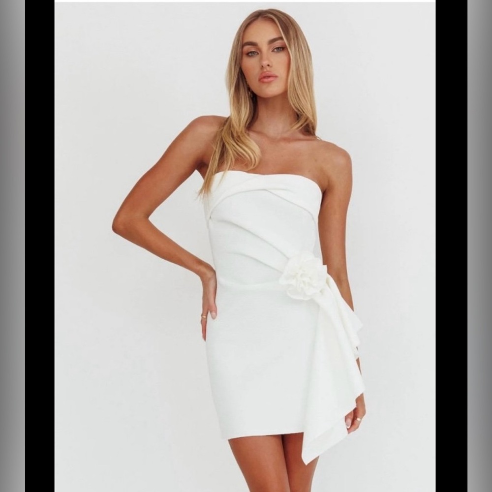 Elegant White Strapless Dress